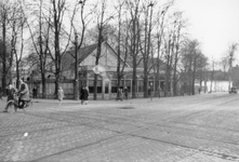 400306 Gezicht op de buiten-sociëteit Tivoli (Wittevrouwensingel 1) te Utrecht, uit het zuidwesten, vanaf de kruising ...